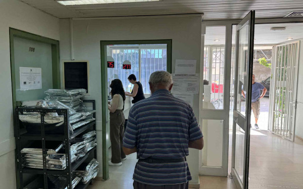 Θεσσαλονίκη: Μαρτύριο αναμονής για εκατοντάδες ασθενείς στο φαρμακείο του ΕΟΠΥΥ στον Εύοσμο (βίντεο)