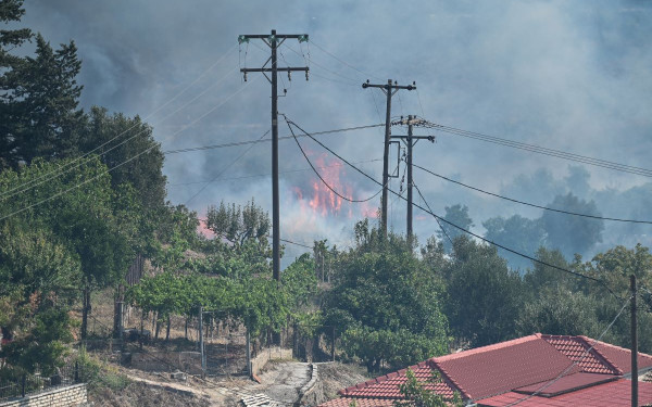 Πυρκαγιές: Εκτεταμένες καταστροφές στο δίκτυο ηλεκτροδότησης σε Χίο, Αχαΐα, Πρέβεζα και Ψαρά