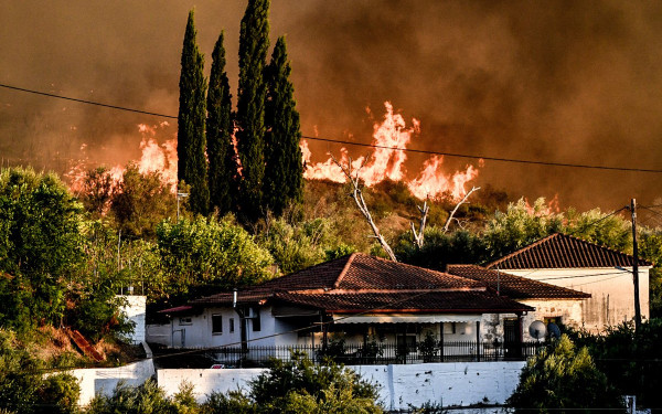 Φωτιά τώρα στο Χελιδόνι Αρχ. Ολυμπίας – Απεκλωβισμός εγκαυματία - Μήνυμα 112 για εκκένωση οκτώ περιοχών (βίντεο)