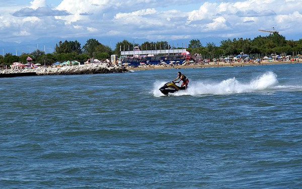 Καβάλα: Τραυματισμός 11χρονου σε βόλτα με jet ski στην παραλία Αμμολόφων