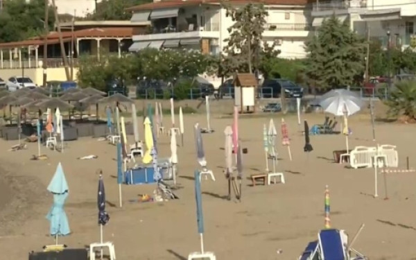 Χαλκιδική: Μόνιμες... διακοπές στις παραλίες του Πολυγύρου κάνουν οι παράνομες ομπρέλες