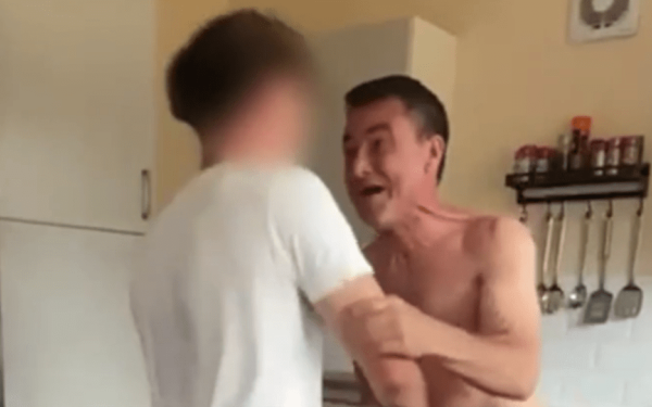 Βρετανία: Καρκινοπαθής πατέρας ανακοινώνει στον γιο του πως κέρδισε πάνω από 1 εκατ. ευρώ - Στην Ελλάδα το πρώτο τους ταξίδι