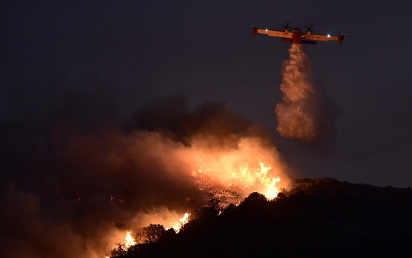 Φωτιά στην Κερατέα: Ένας ηλικιωμένος νεκρός - Καίγονται σπίτια - Εκκενώθηκαν 14 περιοχές -  (βίντεο)