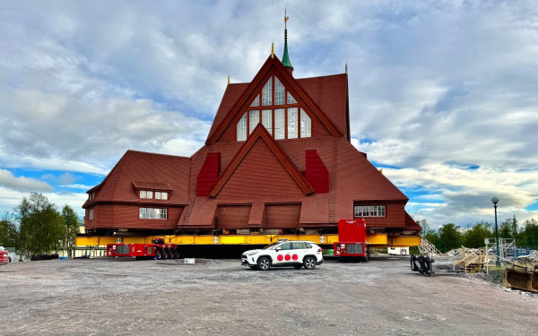 Σουηδία: Εκκλησία ηλικίας ενός αιώνα «ταξιδεύει» με ρυμουλκούμενη πλατφόρμα για να επεκταθεί το μεγαλύτερο ορυχείο της Ευρώπης (βίντεο)