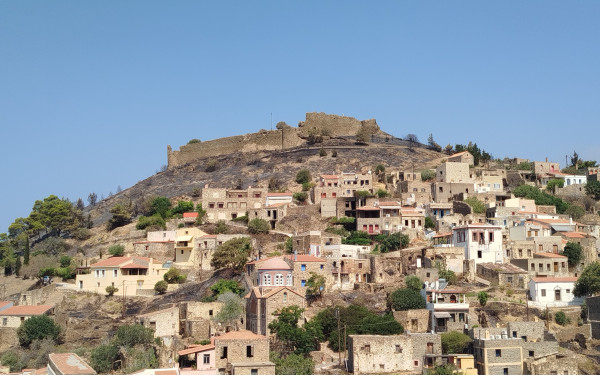 ΥΠΠΟ για τη φωτιά στη βόρεια Χίο: Μικρής έκτασης φθορές στο βυζαντινό ναό του Αγίου Γεωργίου και στο Κάστρο της Βολισσού