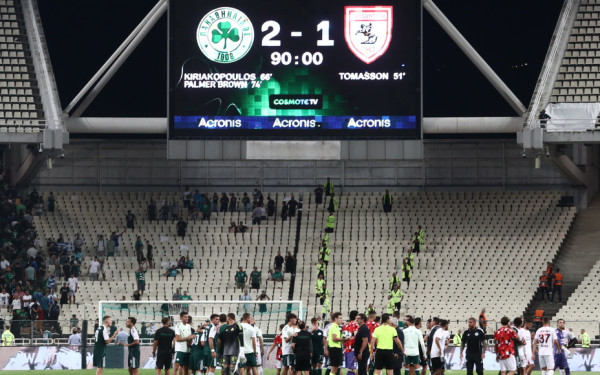 Αυτόν τον αθλητισμό θέλουμε: Οπαδοί της Σαμσουνσπόρ μάζεψαν τα σκουπίδια τους στο ΟΑΚΑ (βίντεο)