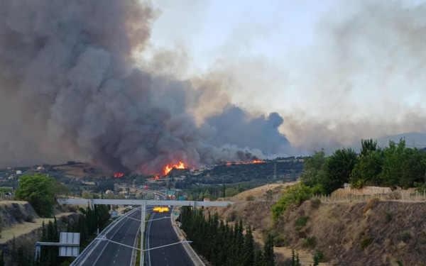 Φωτιά στην Πάτρα: Αναζωπύρωση στην περιοχή του Μπάλα - Μήνυμα από το 112 για εκκένωση
