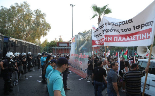 Σε εξέλιξη συγκέντρωση διαμαρτυρίας στο λιμάνι του Πειραιά για κρουαζιερόπλοιο με Ισραηλινούς τουρίστες