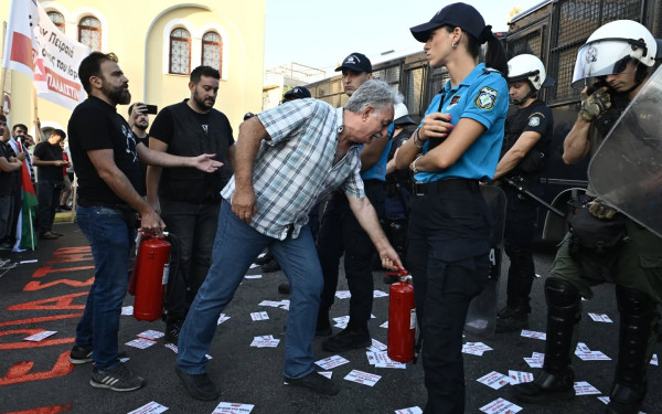 Το ΠΑΜΕ μοίρασε πυροσβεστήρες σε αστυνομικούς - «Ο κρατικός μηχανισμός πρέπει να βρίσκεται στις φωτιές όχι στις διαδηλώσεις»