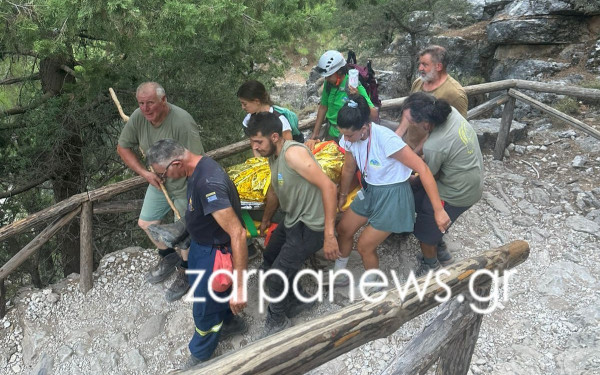 Συγκλονιστική διάσωση 60χρονου πολυτραυματία στο φαράγγι της Σαμαριάς - Τον μετέφεραν στα χέρια για 7 χιλιόμετρα μέχρι το ελικόπτερο