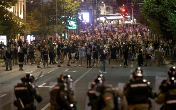 Σερβία - Αντικυβερνητικές διαδηλώσεις: Έκαψαν γραφεία του κόμματος Βούτσιτς