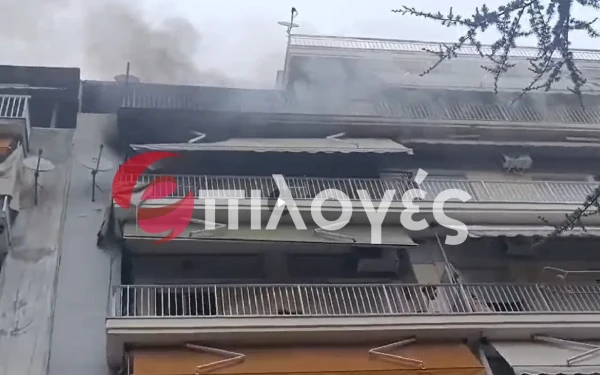 Σέρρες: Ξέσπασε φωτιά σε διαμέρισμα στο κέντρο - Δείτε βίντεο
