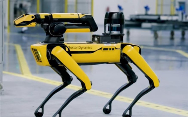 Σαν σενάριο ταινίας επιστημονικής φαντασίας: Ρομποτικός σκύλος επιτηρεί εργαζόμενους σε εργοστάσιο (βίντεο) Σαν σενάριο ταινίας επιστημονικής φαντασίας: Ρομποτικός σκύλος επιτηρεί εργαζόμενους σε εργοστάσιο (βίντεο)