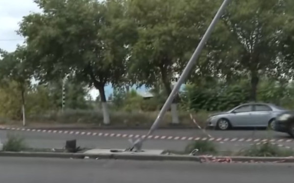 Τροχαίο στη δυτική Θεσσαλονίκη: ΙΧ «καρφώθηκε» σε κολώνα φωτισμού - Ένας τραυματίας (βίντεο)