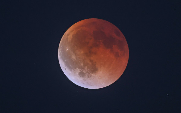 Εντυπωσίασε το «ματωμένο φεγγάρι» του Σεπτεμβρίου - Μαγευτικές εικόνες της σεληνιακής έκλειψης από την Θεσσαλονίκη