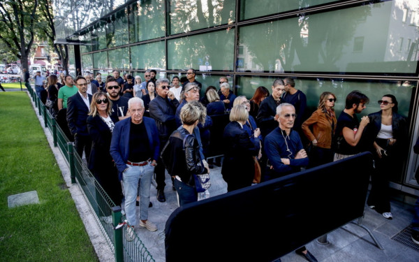 Ιταλία: Άνοιξε τις πύλες του το Armani Teatro όπου εκτίθεται σε λαϊκό προσκύνημα η σορός του Τζόρτζιο Αρμάνι (βίντεο)