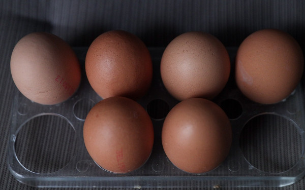 Ανησυχία για τα αυγά: Εντοπίστηκαν χημικές ουσίες και φυτοφάρμακα - Ποιοι κινδυνεύουν περισσότερο