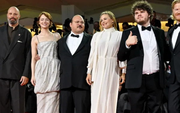 Γιώργος Λάνθιμος και Έμα Στόουν αποθεώθηκαν στη Βενετία για το «Bugonia» - Τους χειροκροτούσαν όρθιοι σχεδόν 7 λεπτά (βίντεο)