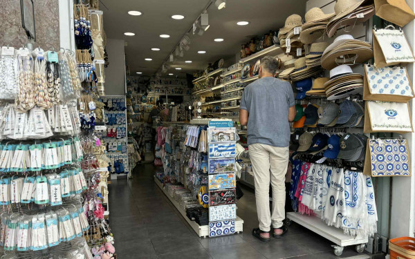 Θεσσαλονίκη: Οι τουρίστες αγοράζουν σουβενίρ… με μέτρο - Best seller το μαγνητάκι με τον Λευκό Πύργο (βίντεο)