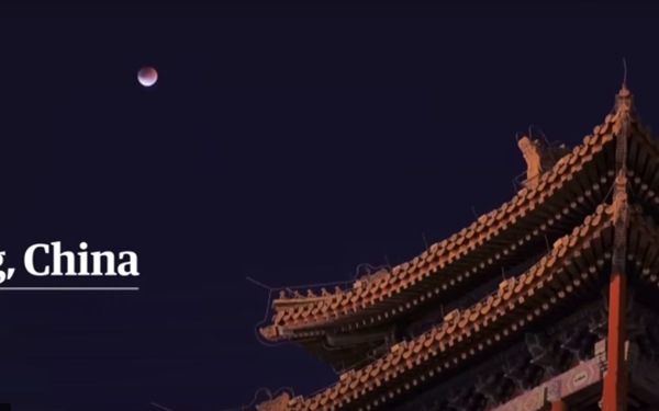 Εντυπωσιακό timelapse με το «Ματωμένο Φεγγάρι» στα πιο γνωστά αξιοθέατα του κόσμου (βίντεο)