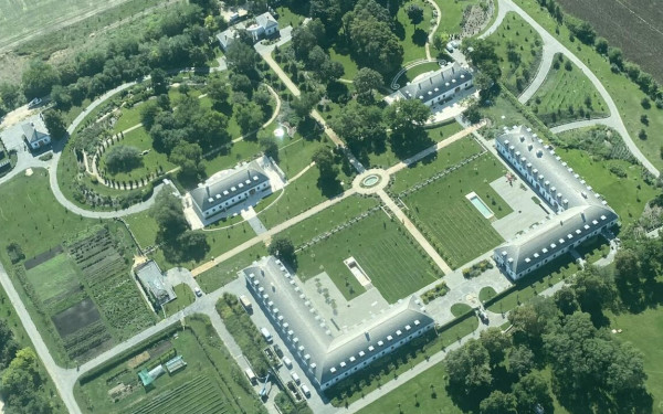 Ουγγαρία: Viral το βίντεο με ένα «παλάτι» της οικογένειας Όρμπαν