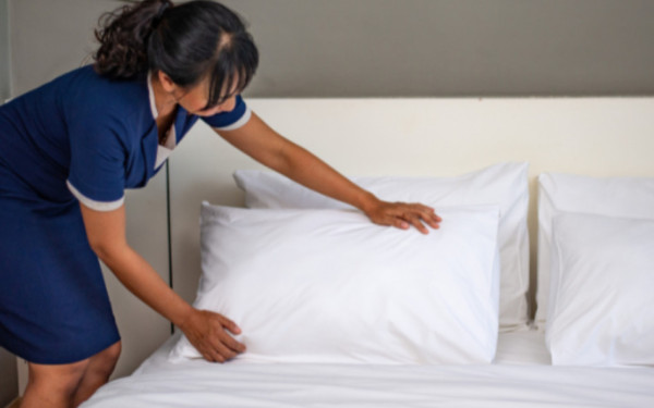 Θυσία στο «βωμό» του τουρισμού οι εργαζόμενοι σε τουριστικές - επισιτιστικές επιχειρήσεις - Καμαριέρες καθαρίζουν ακόμα και 20 δωμάτια την ημέρα