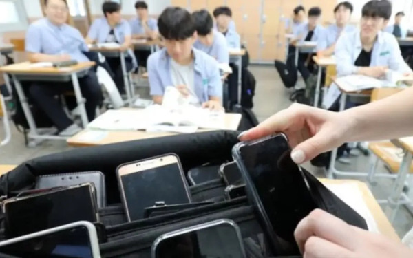 Η Νότια Κορέα απαγορεύει τα κινητά στις σχολικές αίθουσες από τον Μάρτιο του 2026