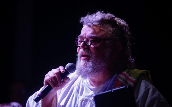 Ο Σταμάτης Κραουνάκης πενθεί την αγαπημένη του μητέρα και αποχαιρετά τον σκηνογράφο Νίκο Στεφάνου (βίντεο)