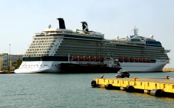 Κρουαζιερόπλοιο προσέκρουσε στο λιμάνι του Πειραιά - Σώοι οι 450 επιβάτες