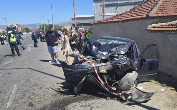 Λάρισα: Σοβαρό τροχαίο μετά από σύγκρουση αυτοκινήτων – Μέλη μιας οικογένειας οι τραυματίες (βίντεο)