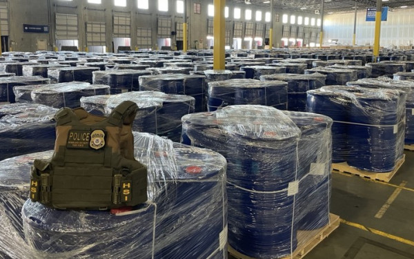 ΗΠΑ: Κατάσχεση 300 τόνων χημικών πρόδρομων για μεθαμφεταμίνες σε φορτία από Κίνα προς Μεξικό (βίντεο)