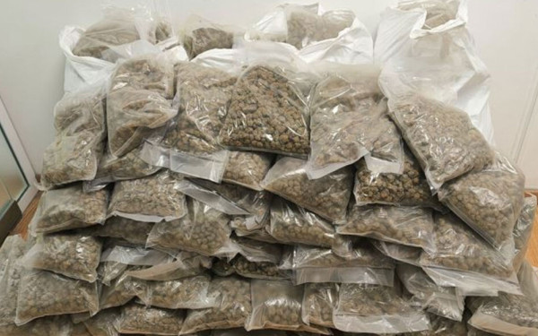 Χειροπέδες σε 2 άτομα για εισαγωγή 62 κιλών ακατέργαστης κάνναβης μέσω ταχυδρομείου