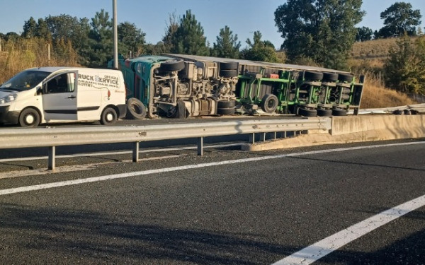 Ανατροπή νταλίκας στον κάθετο άξονα της Εγνατίας οδού στην Σιάτιστα