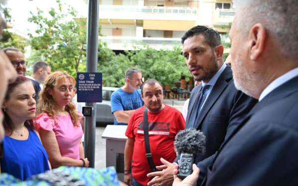 Η Θεσσαλονίκη δείχνει τον δρόμο: Νέες προσβάσιμες στάσεις ΟΑΣΘ με πινακίδες Braille για άτομα με οπτική αναπηρία