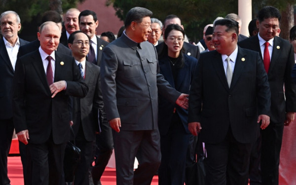 Εικόνα για την Ιστορία: Σι, Πούτιν και Κιμ στην ίδια εξέδρα - Παρέλαση ισχύος στο Πεκίνο (βίντεο)