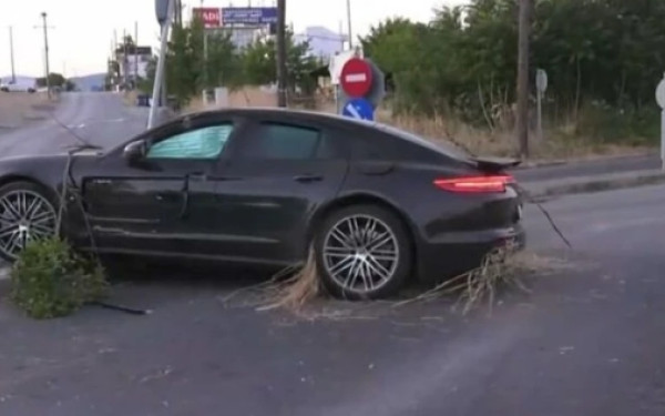 Τροχαίο στη δυτική Θεσσαλονίκη: ΙΧ εκτράπηκε και έπεσε σε κολώνα φωτισμού