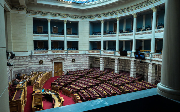 Ψηφίζεται ο «χρονοκόφτης» στη Βουλή