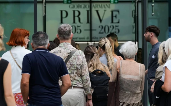 Κόσμος συγκεντρώνονται έξω από τα κεντρικά του Αρμάνι στο Μιλάνο για να αποτίσει φόρο τιμής πριν την κηδεία του