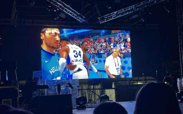 Όλη η ΔΕΘ βλέπει Εθνική σε γιγαντοοθόνη - Χιλιάδες άνθρωποι στον παλμό του Ευρωμπάσκετ (βίντεο)