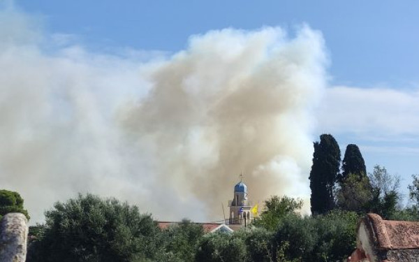 Φωτιά στην Κεφαλονιά: Μήνυμα του 112 για εκκένωση τριών περιοχών - Δείτε βίντεο
