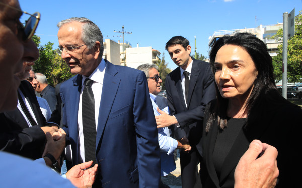 Μνημόσυνο για τη Λένα Σαμαρά - Πλήθος κόσμου στο Α’ Νεκροταφείο