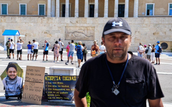 Τέμπη: Απεργία πείνας κάνει πολίτης στο πλευρό του Πάνου Ρούτσι έξω από την Βουλή