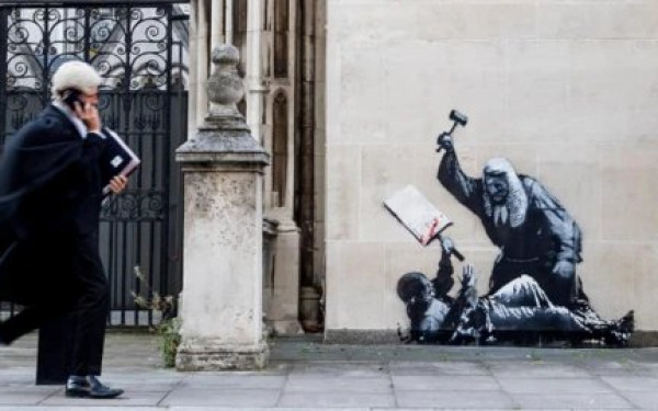Βρετανία: Νέο έργο του Banksy στα Δικαστήρια του Λονδίνου - Διαμάχη στη Βουλή για συλλήψεις σε διαδήλωση