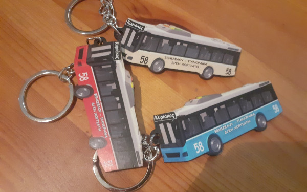 Θεσσαλονίκη: Οδηγός χαρίζει μπρελόκ σε σχήμα λεωφορείου - Ένα χαμένο πορτοφόλι «αποκάλυψε» το μυστικό του