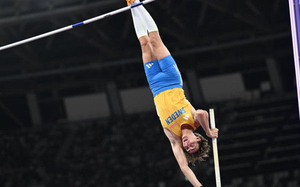 Δεν έχει ταβάνι: Ο Ντουπλάντις πέταξε στα 6.30μ. πετυχαίνοντας νέο παγκόσμιο ρεκόρ (βίντεο) Δεν έχει ταβάνι: Ο Ντουπλάντις πέταξε στα 6.30μ. πετυχαίνοντας νέο παγκόσμιο ρεκόρ (βίντεο)