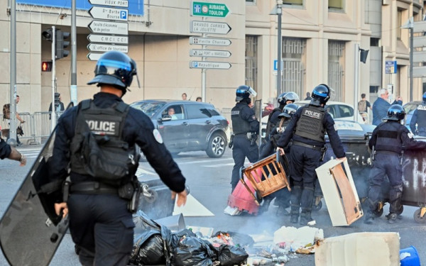 Γαλλία: Με κινητοποιήσεις και συλλήψεις υποδέχθηκαν τον Λεκορνί οι Γάλλοι – «Ας μπλοκάρουμε τα πάντα» (βίντεο)