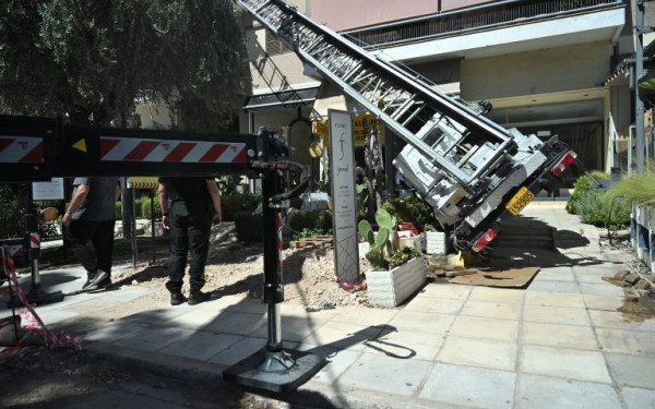 Αθήνα: Γερανός έπεσε σε καφετέρια στη Γλυφάδα