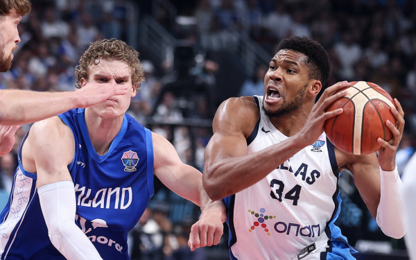 Ευρωμπάσκετ: Με εντυπωσιακή εμφάνιση του Γιάννη, η Ελλάδα προηγείται στο πρώτο ημίχρονο (βίντεο)