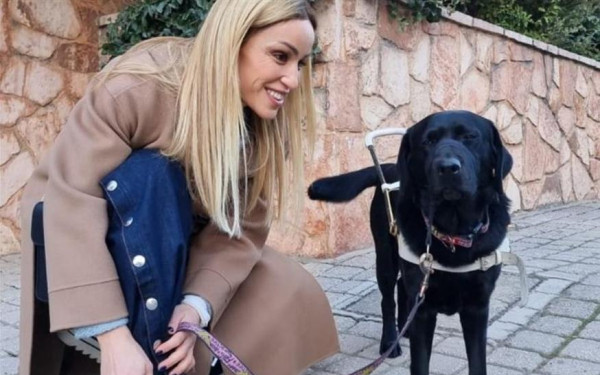 Οδηγός ταξί αρνήθηκε στην Παραολυμπιονίκη, Καρολίνα Πελενδρίτου, να έχει μαζί τον σκύλο-οδηγό της (βίντεο)