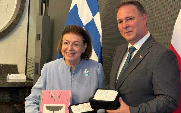 Λ. Μενδώνη: Συναντήθηκε με τον αντικαγκελάριο και υπουργό κατοικίας της Αυστρίας